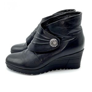 Earth Black Leather Wedges